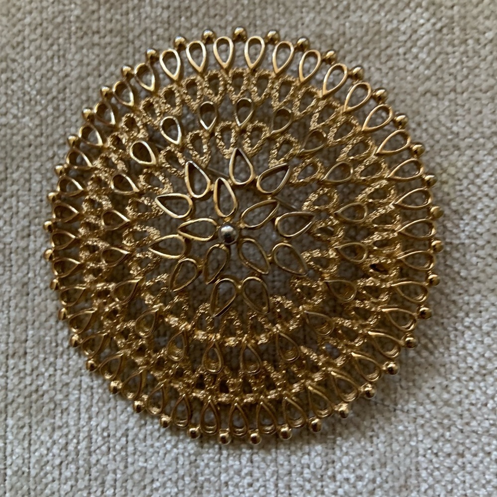 Elegant Gold Filigree Brooch